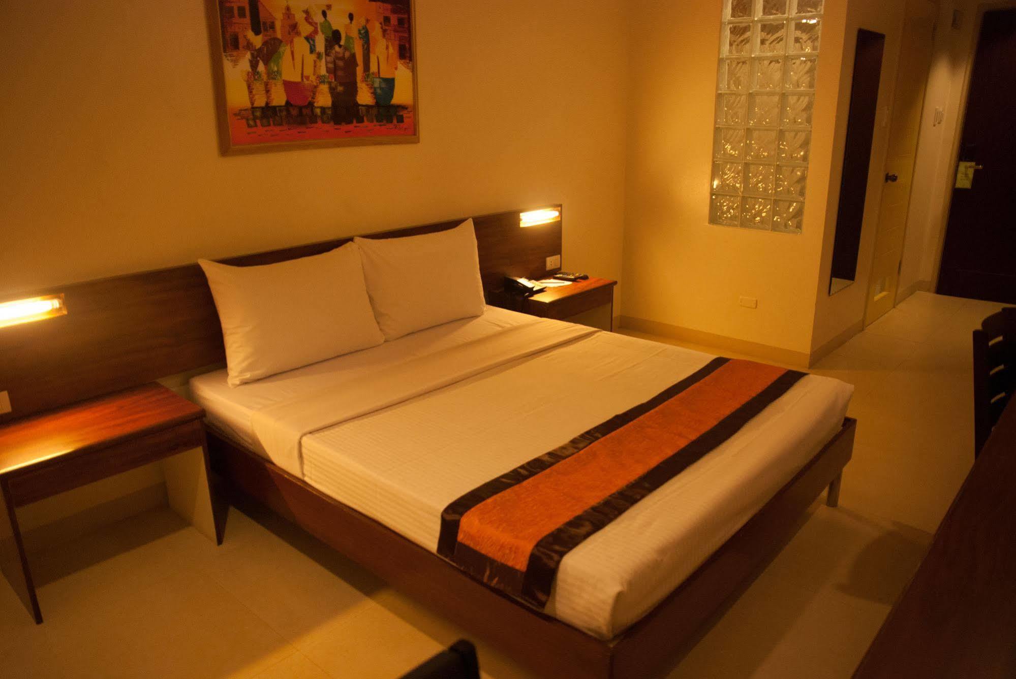M Suites Hotel Makati City Extérieur photo